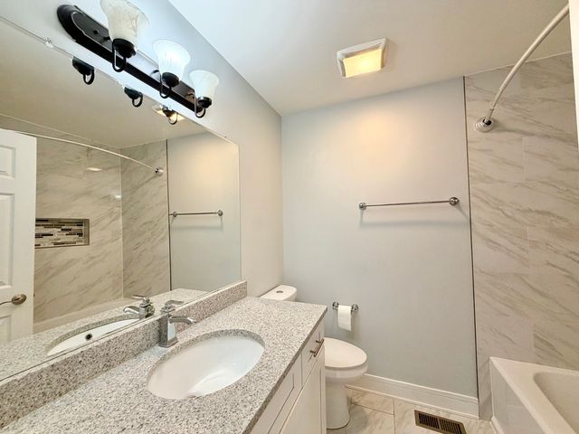 213 Vintage Lane, Buffalo Grove, IL 60089