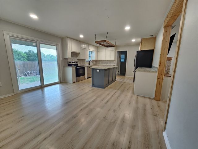 211 Betts Drive, Lindale, TX 75771