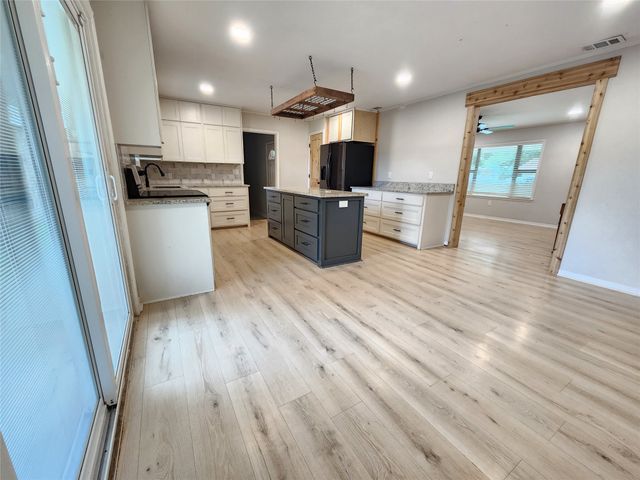 211 Betts Drive, Lindale, TX 75771