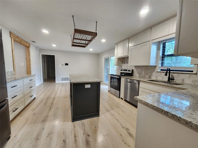 211 Betts Drive, Lindale, TX 75771