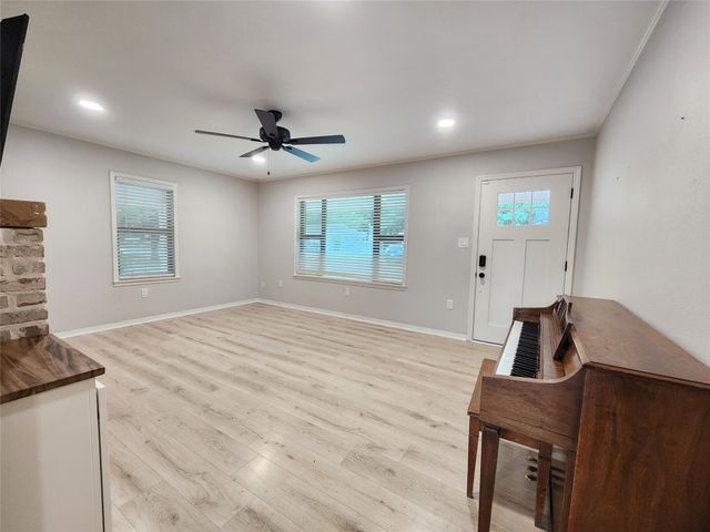 211 Betts Drive, Lindale, TX 75771