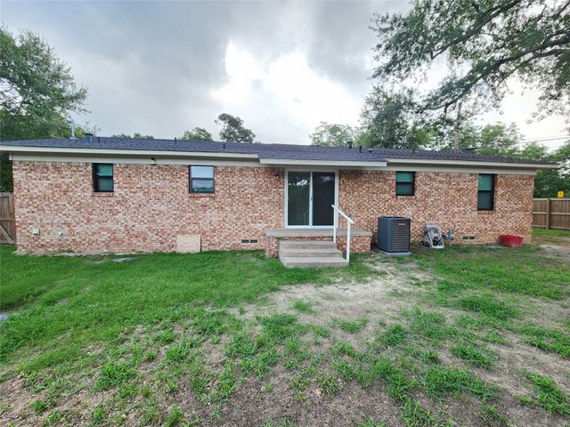 211 Betts Drive, Lindale, TX 75771