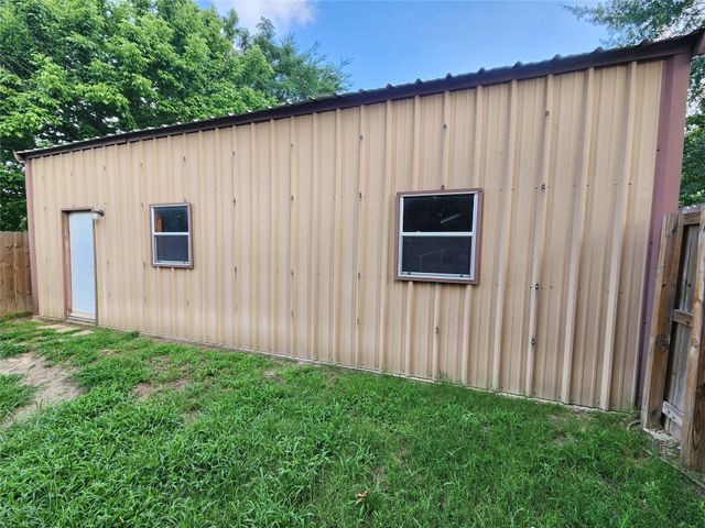 211 Betts Drive, Lindale, TX 75771