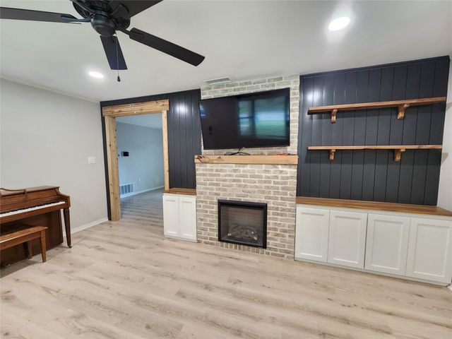 211 Betts Drive, Lindale, TX 75771