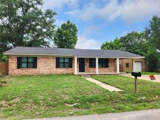 211 Betts Drive, Lindale, TX 75771