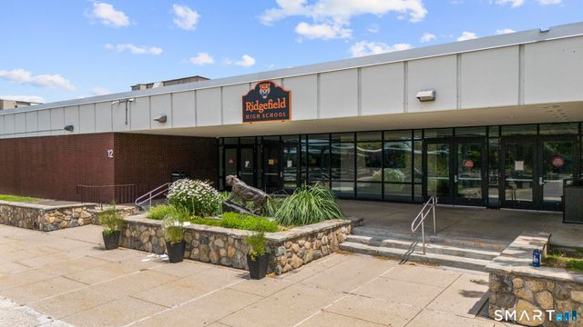 8 Summit Lane, Ridgefield, CT 06877