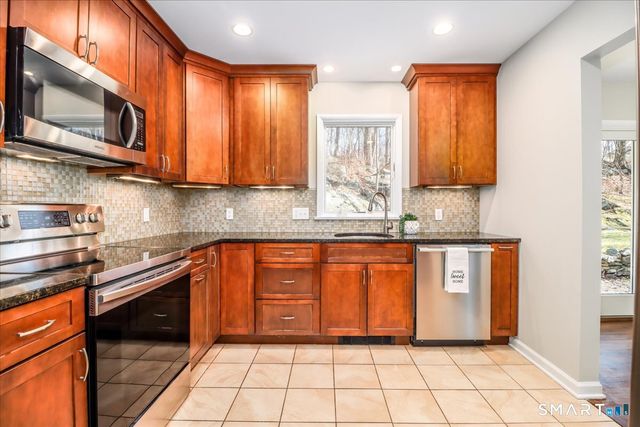 8 Summit Lane, Ridgefield, CT 06877