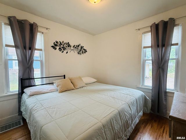 2517 W MAGNOLIA Avenue, West Peoria, IL 61604