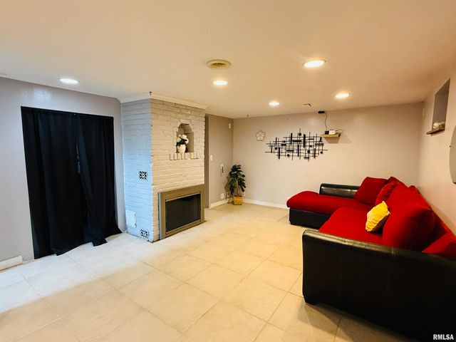 2517 W MAGNOLIA Avenue, West Peoria, IL 61604