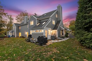 132 Country Place 132, Shelton, CT 06484