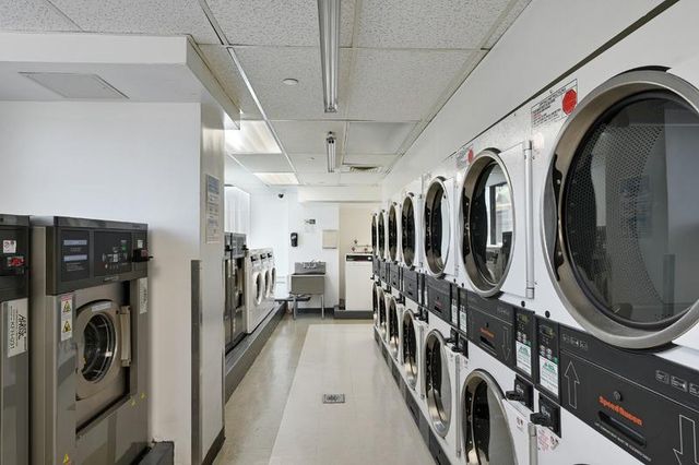 474 48th Ave Apt 15E, New York City, NY 11109
