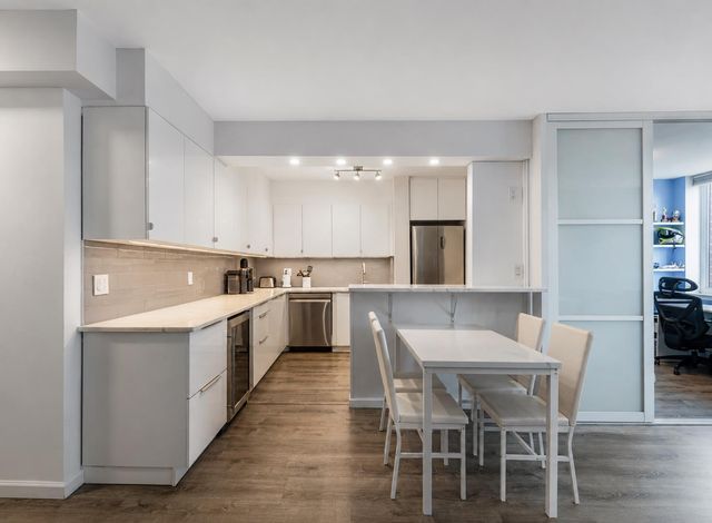 474 48th Ave Apt 15E, New York City, NY 11109