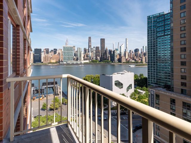 474 48th Ave Apt 15E, New York City, NY 11109