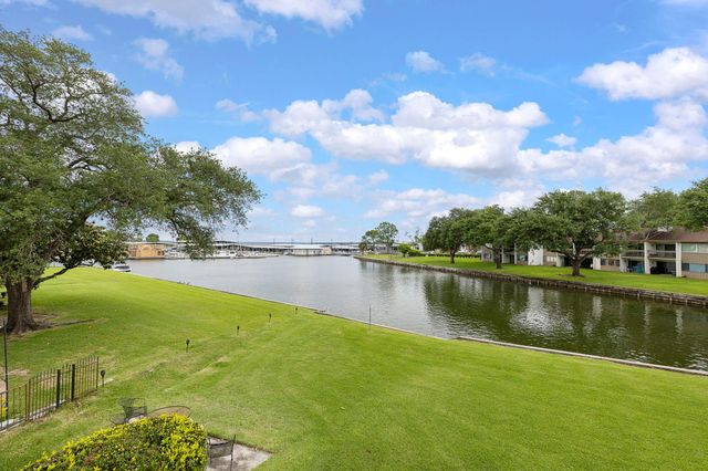 3930 Knollcrest Drive, Montgomery, TX 77356