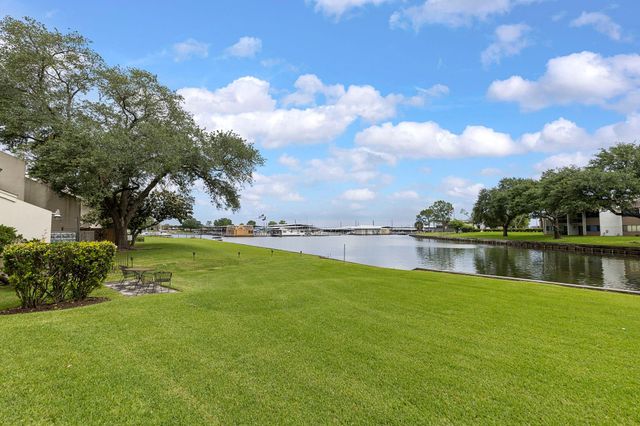 3930 Knollcrest Drive, Montgomery, TX 77356