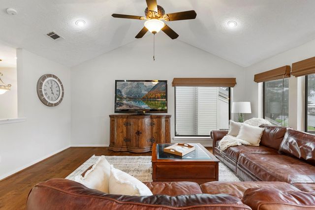 3930 Knollcrest Drive, Montgomery, TX 77356
