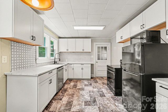 3230 12th Avenue SE, Hickory, NC 28602