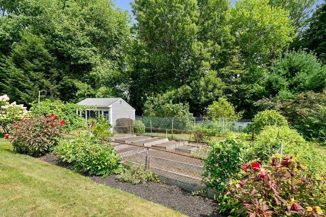 20 Worcester Dr, Norwood, MA 02062