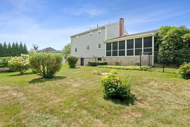 20 Worcester Dr, Norwood, MA 02062