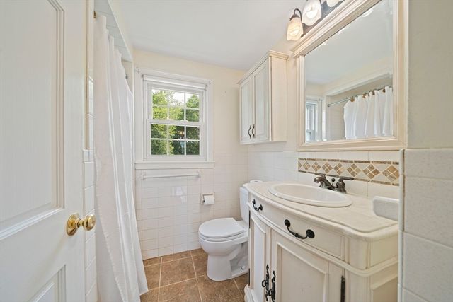 20 Worcester Dr, Norwood, MA 02062