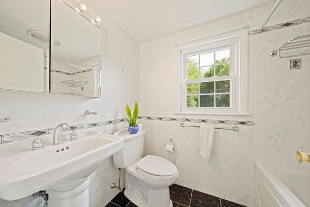 20 Worcester Dr, Norwood, MA 02062