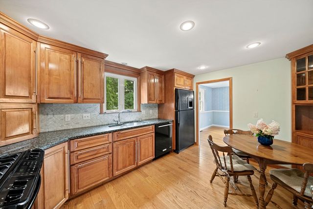 20 Worcester Dr, Norwood, MA 02062