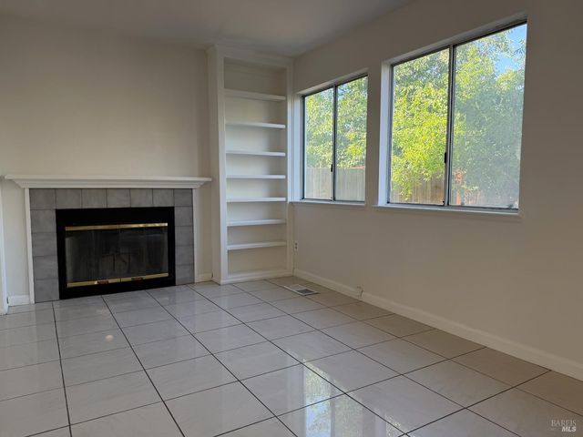 322 Ridgecrest Cir, Suisun City, CA 94585