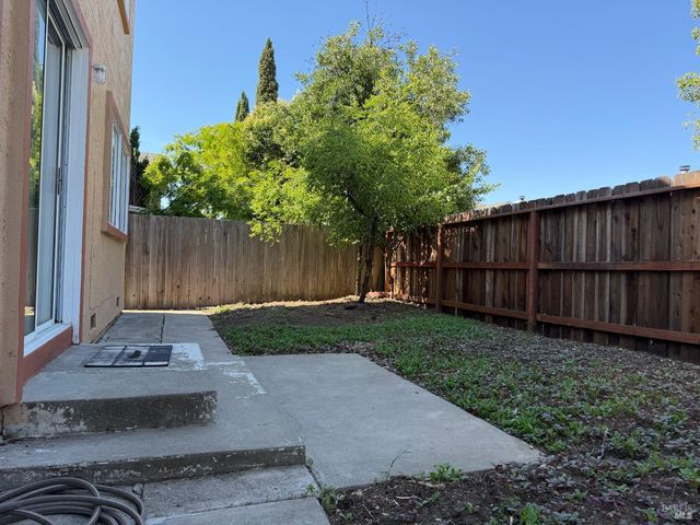 322 Ridgecrest Cir, Suisun City, CA 94585