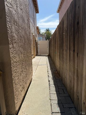 322 Ridgecrest Cir, Suisun City, CA 94585