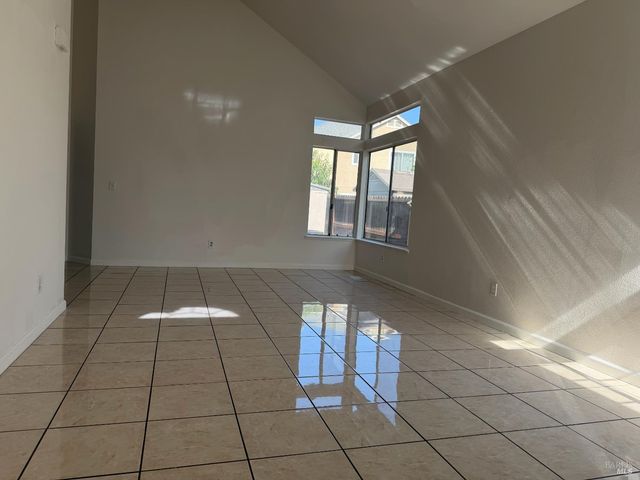 322 Ridgecrest Cir, Suisun City, CA 94585