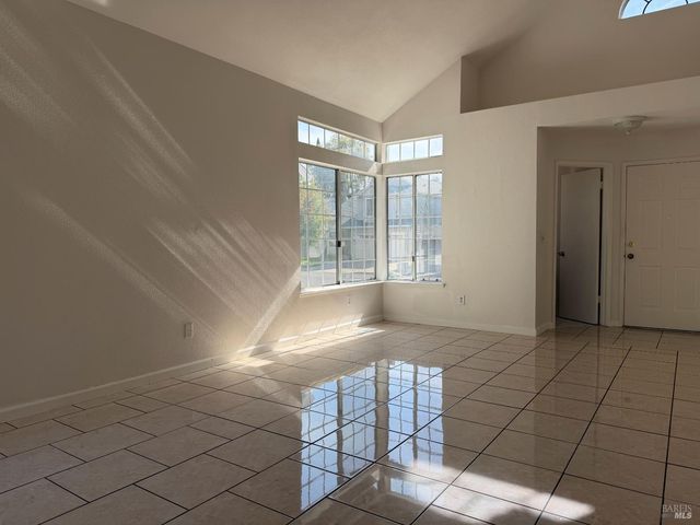 322 Ridgecrest Cir, Suisun City, CA 94585