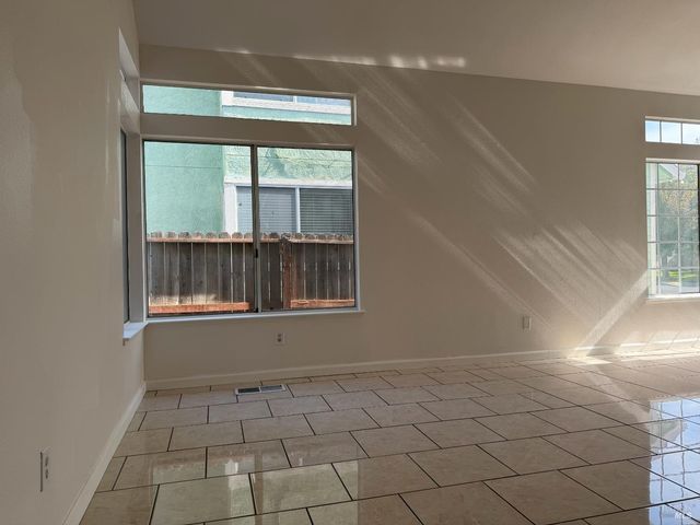 322 Ridgecrest Cir, Suisun City, CA 94585