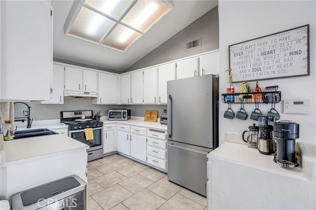 1150 Express Circle, Colton, CA 92324