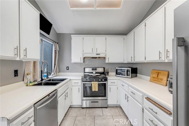 1150 Express Circle, Colton, CA 92324