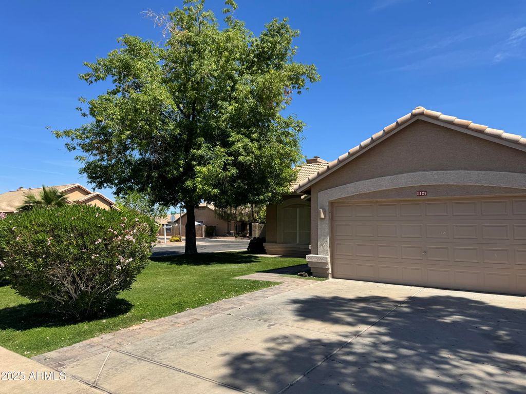 Image 4 of property listing at 1225 S SIERRA Street, Gilbert, AZ 85296