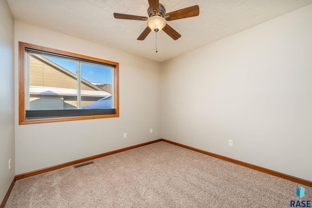 2021 S Shaw Ave Avenue, Sioux Falls, SD 57106