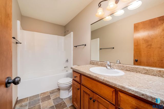 2021 S Shaw Ave Avenue, Sioux Falls, SD 57106