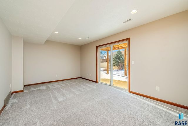 2021 S Shaw Ave Avenue, Sioux Falls, SD 57106