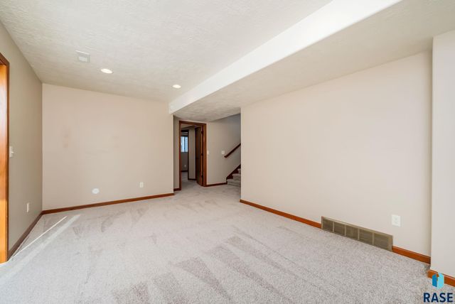 2021 S Shaw Ave Avenue, Sioux Falls, SD 57106