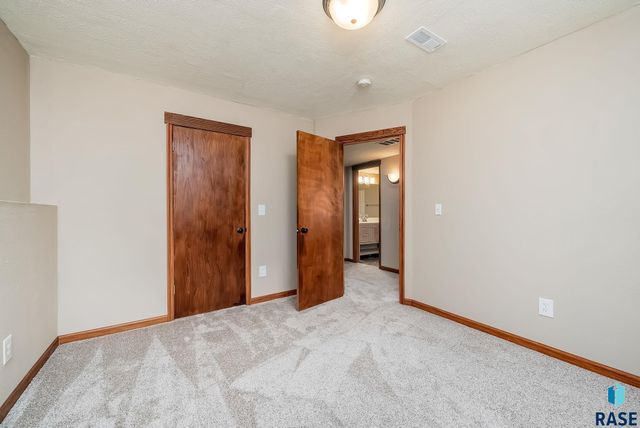 2021 S Shaw Ave Avenue, Sioux Falls, SD 57106