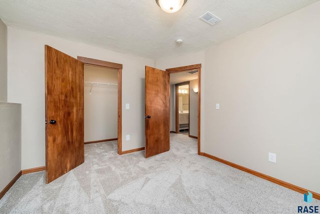 2021 S Shaw Ave Avenue, Sioux Falls, SD 57106