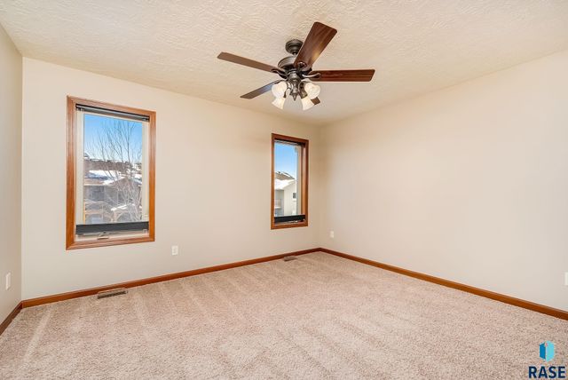 2021 S Shaw Ave Avenue, Sioux Falls, SD 57106