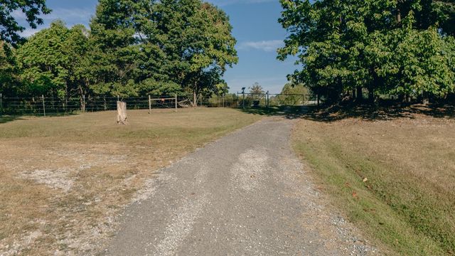 1737 Beagle Club RD, Vinton, VA 24179