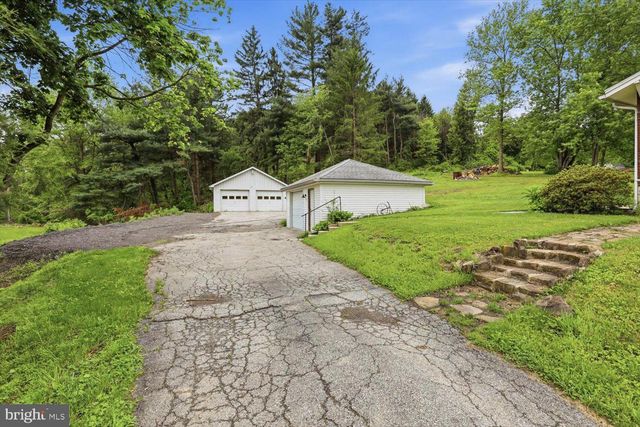 2476 SEVEN VALLEYS RD, Seven Valleys, PA 17360