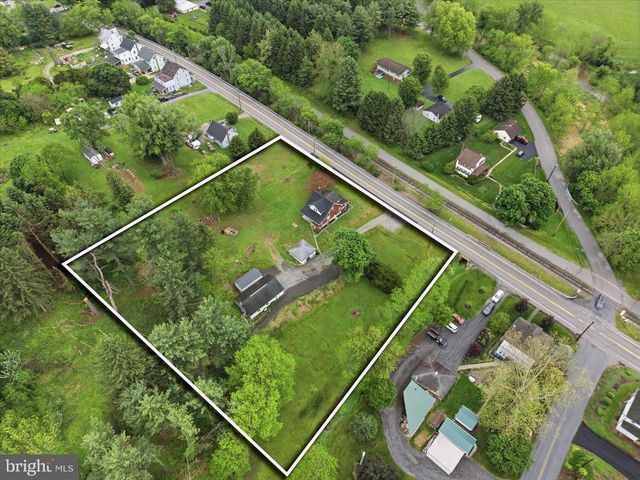 2476 SEVEN VALLEYS RD, Seven Valleys, PA 17360
