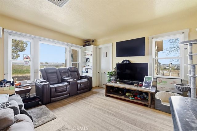 9200 W W Avenue H, Lancaster, CA 93536