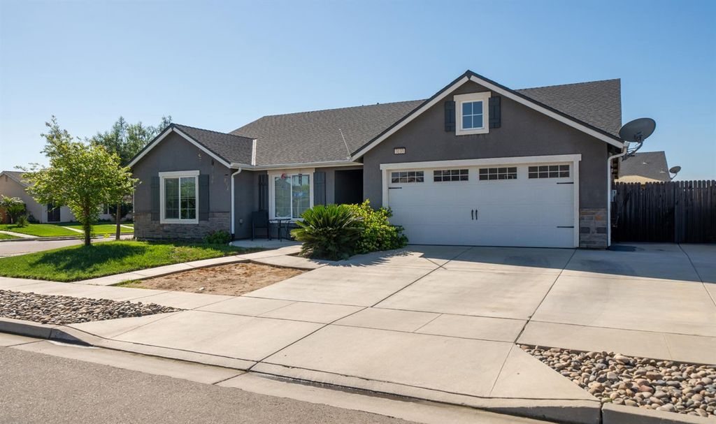 Image 3 of property listing at 3133 4th Street, Sanger, CA 93657