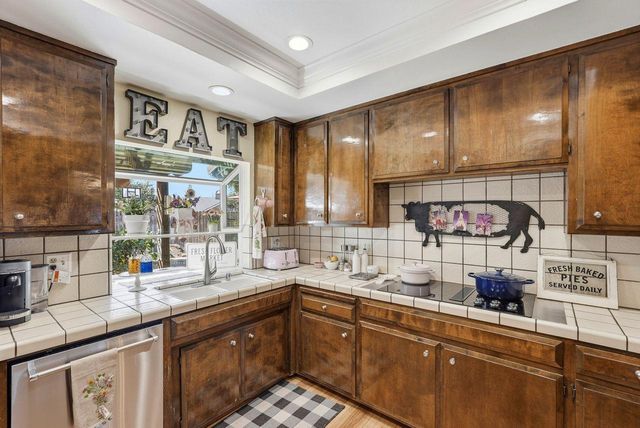 9130 Rancho Dr, Elk Grove, CA 95624