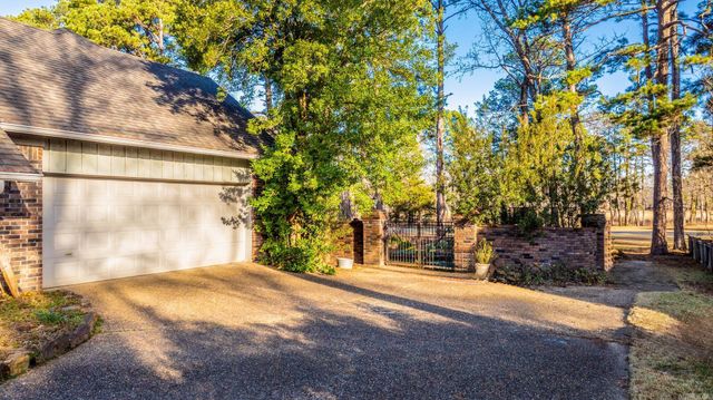 33 Club Manor Road, Maumelle, AR 72113