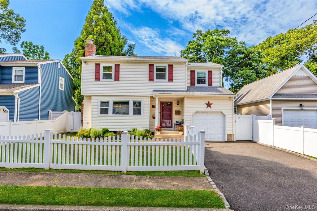 17 Garfield Place, East Northport, NY 11731